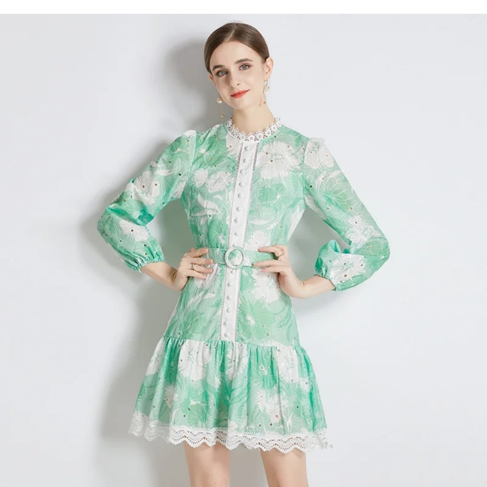 Lady cute dress with button!